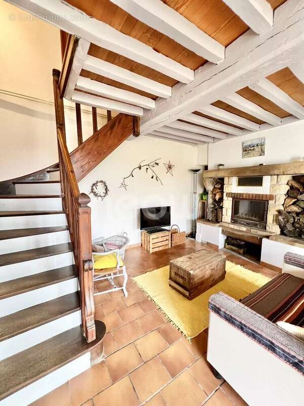 Maison à SAINT-CLEMENT-DE-REGNAT