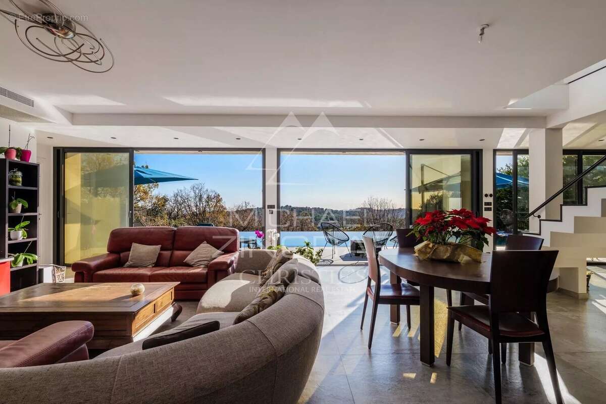 Maison à TOURRETTES-SUR-LOUP