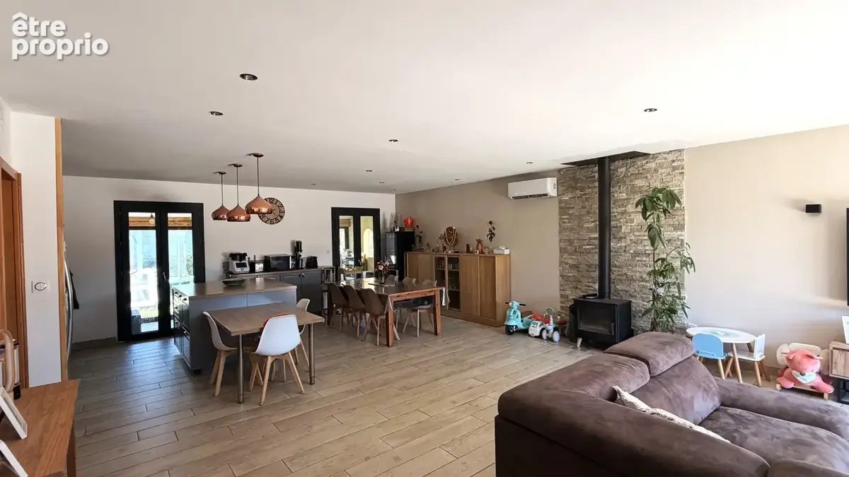 Maison plain pied 107 m2, grande pièce de vie, 3 chambres, garage et petite piscine - photo 5