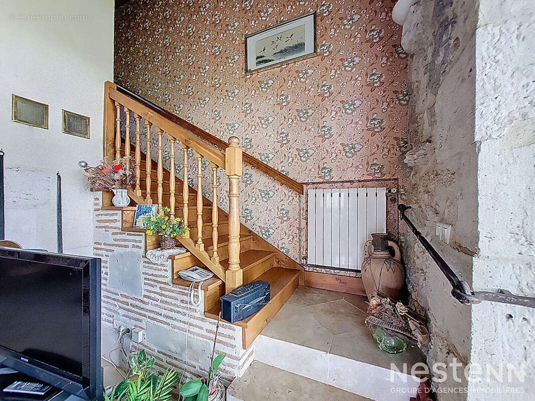 A Vendre Bâtisse en pierre de 310 m² avec dépendances sur une propriété de plus de 1,8 ha - photo 8