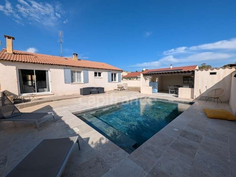 Maison de 93 m² climatisée avec piscine et dépendance de 50 m² sur la commune de SAINT GILLES (30) - photo 2