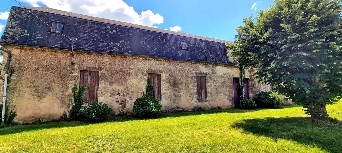 PROPRIETE AUTHENTIQUE   composée d' une maison familiale  et  de dépendances sur 10 HA . * - photo 4