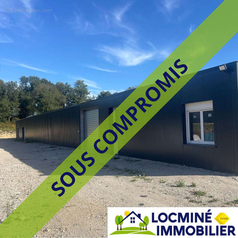 Parking à SAINT-JEAN-BREVELAY