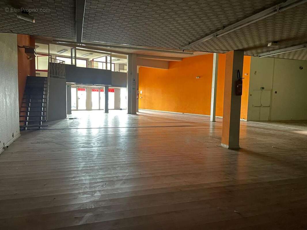 Commerce 700 m² à Aubenas  - photo 5