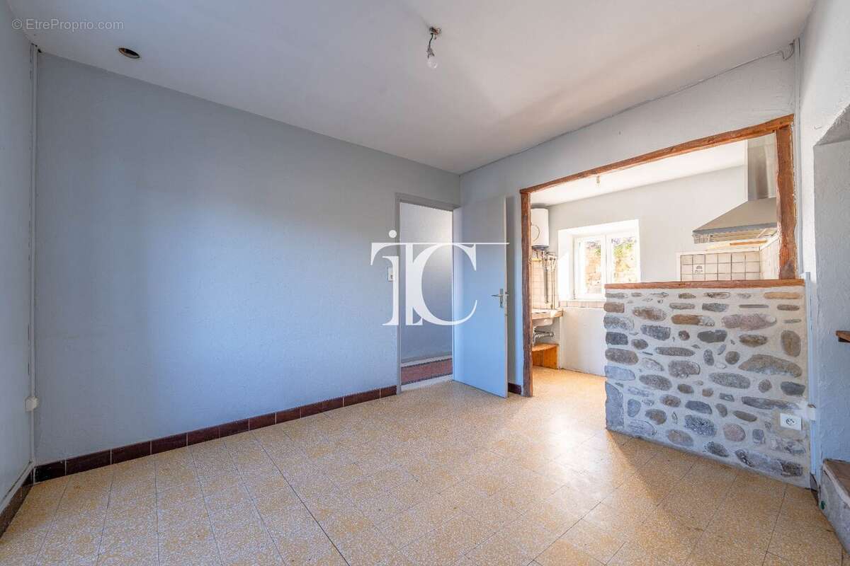 Maison à BERRIAS-ET-CASTELJAU