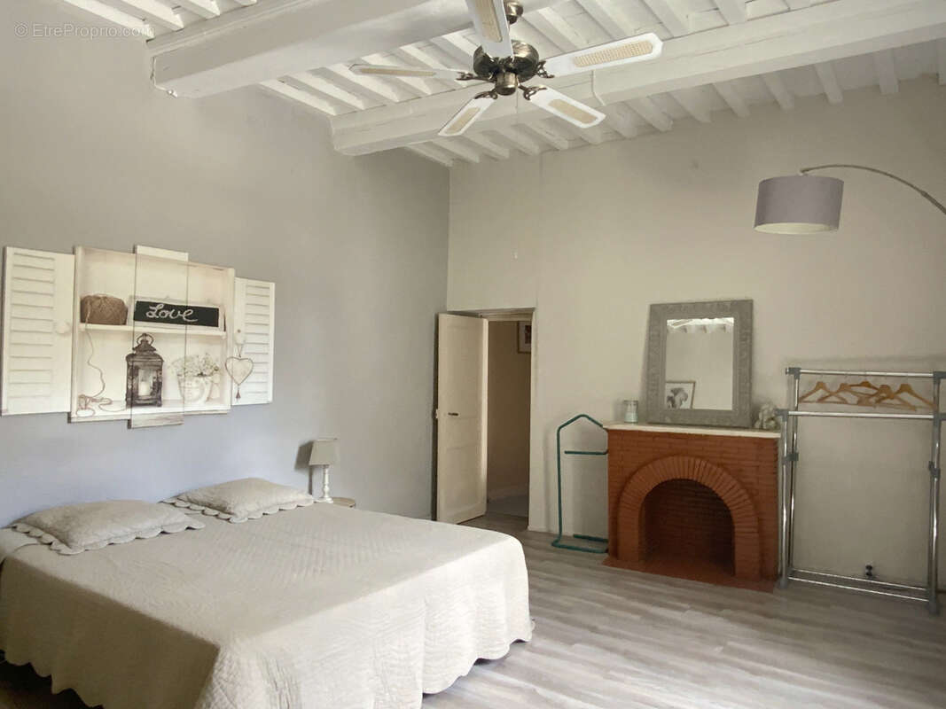 Mas de village du XIXo siècle avec cour , piscine dans un village avec commerces. - photo 9