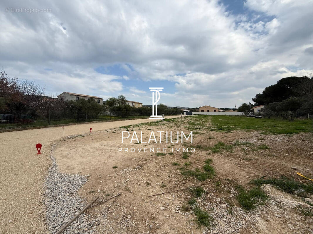 Terrain à LA FARE-LES-OLIVIERS