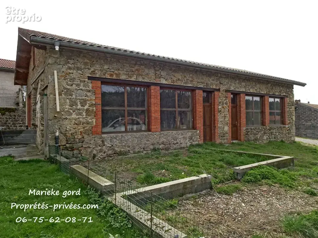 ESTIVAREILLES 42380 Belle Maison en pierre  4 chambres, dépôt  de 128 m² et 400m² de terrain plat - photo 4