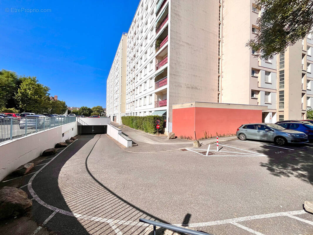 Photo Parking à Caluire-Et-Cuire au prix de 25 000€