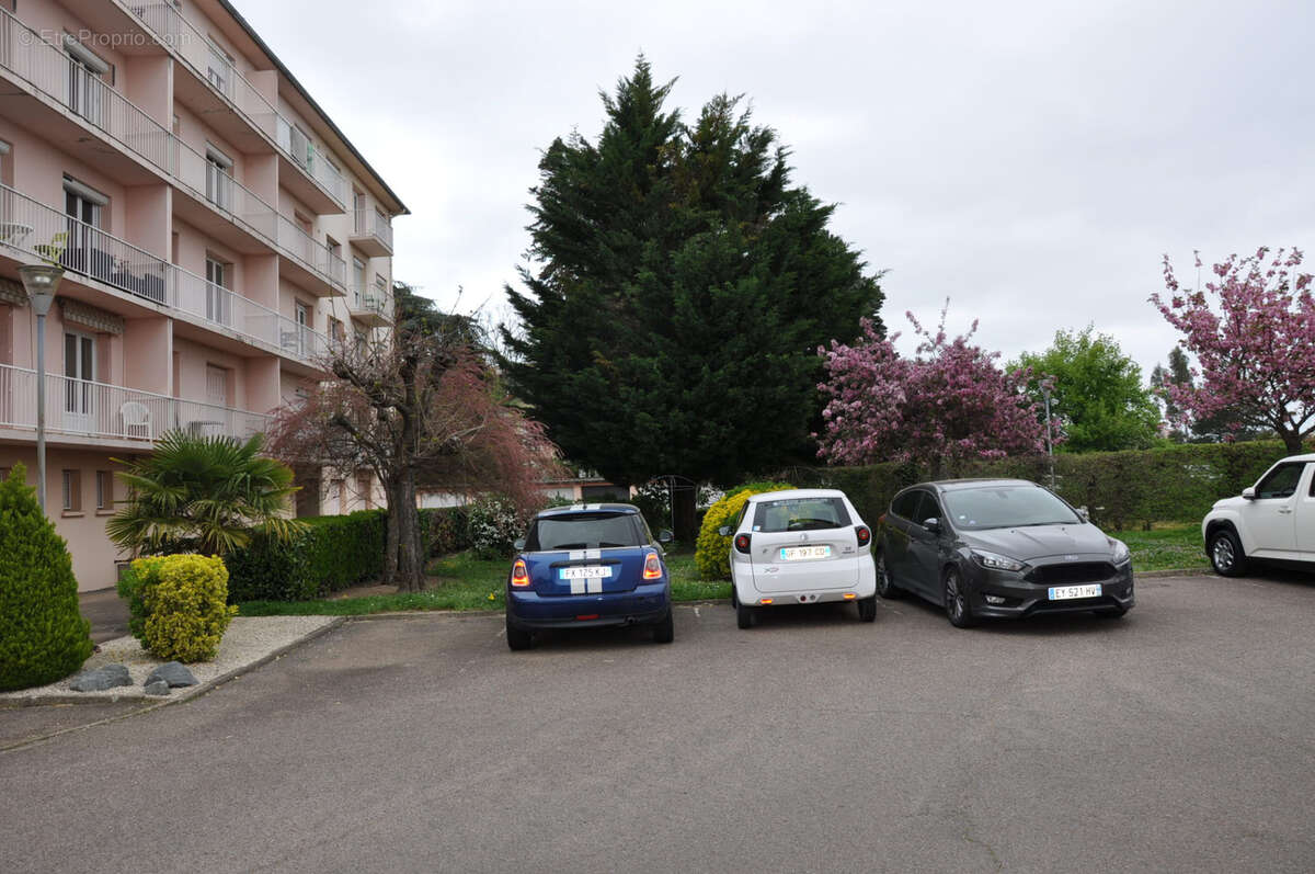 Bel appartement traversant de 70 m2, avec deux grands balcons, un garage, et une cave. - photo 2