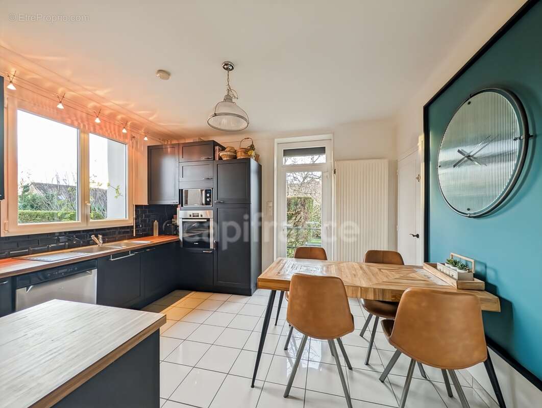 A vendre à 5 mn de Chalon-Sur-Saône (71) cette villa authentique de 189 m² 7 pièces 5 chambres 1 bureau et terrain de 2310 m² - photo 7