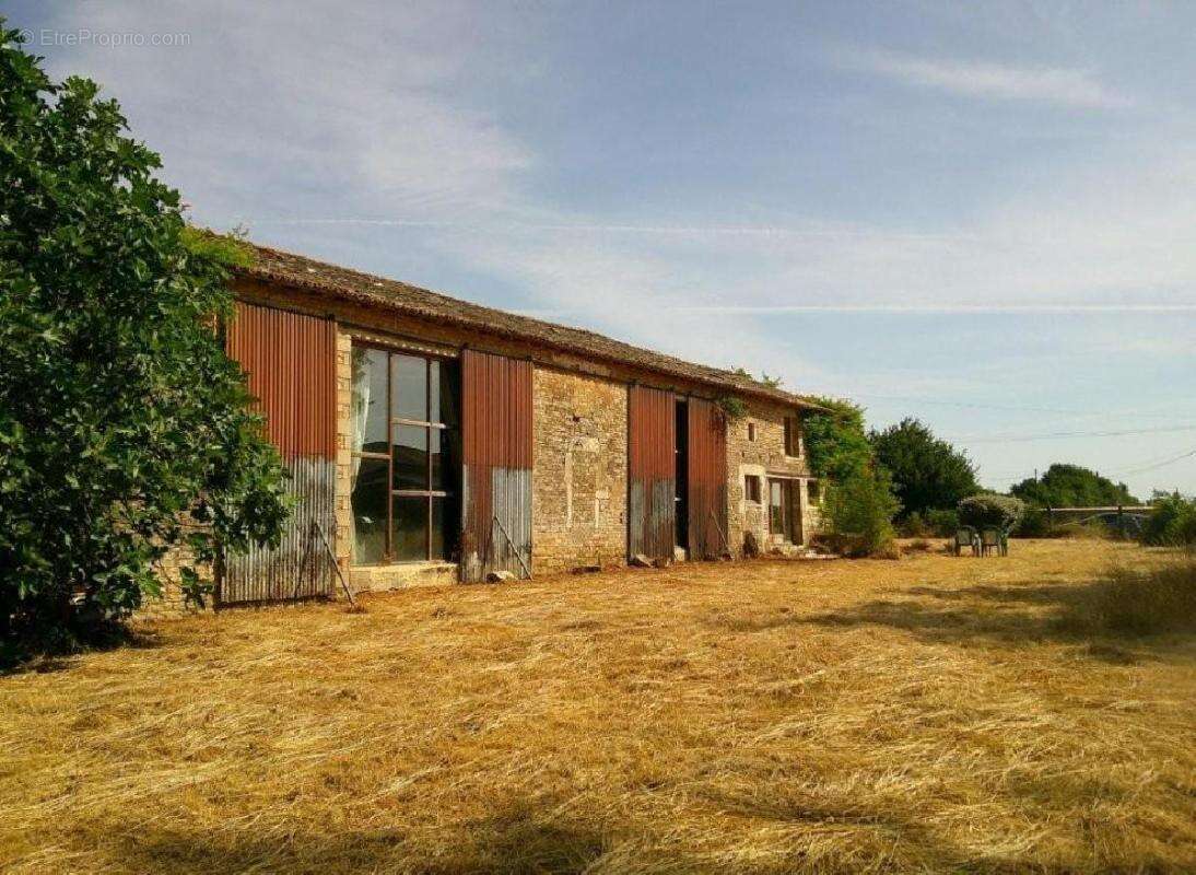 Maison 320 m² à Sauze-Vaussais  - photo 2