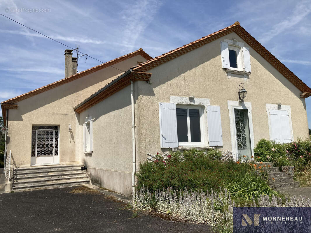 Maison à ROULLET-SAINT-ESTEPHE