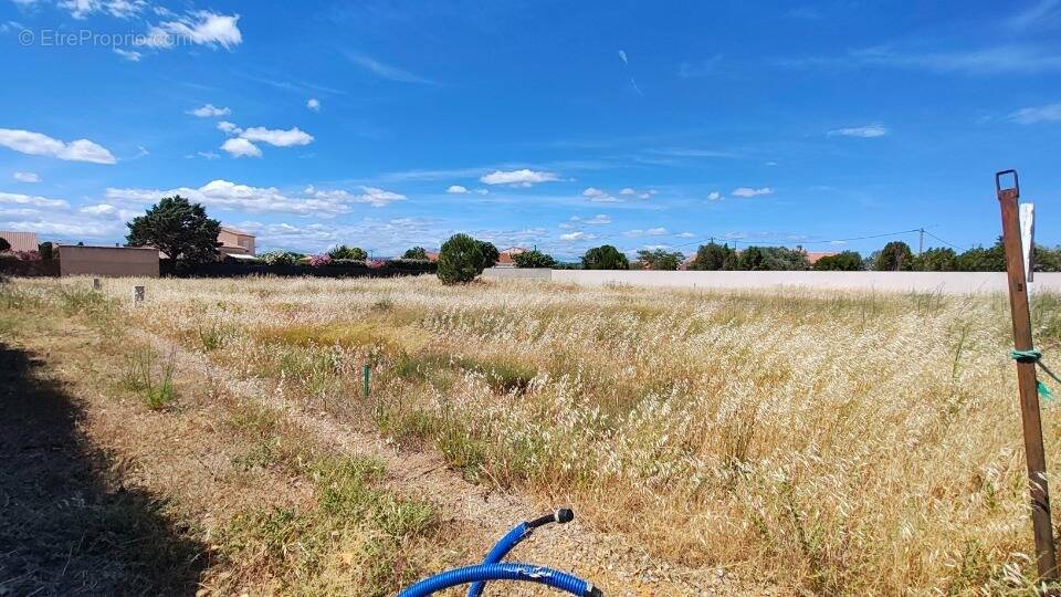 Terrain 636 m² à Saint-Nazaire-D'aude  - photo 1