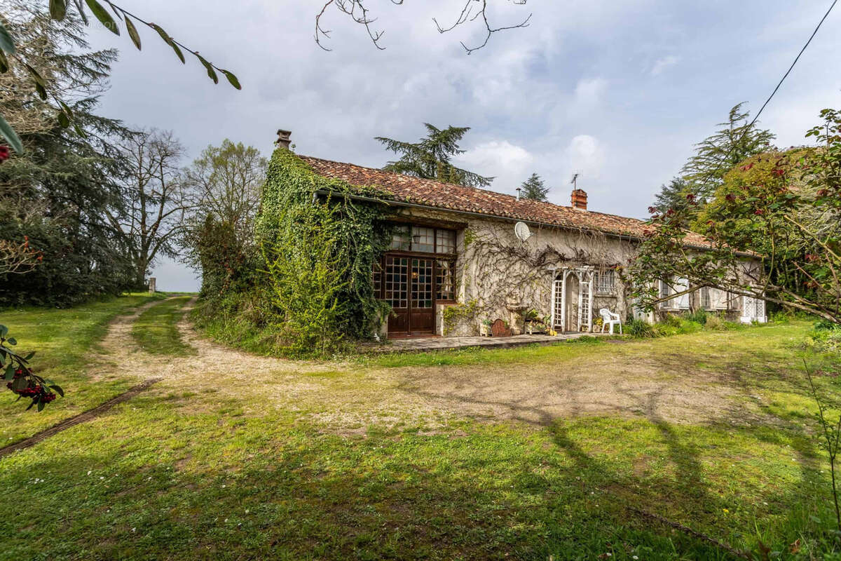 Stone property for renovation - photo 2