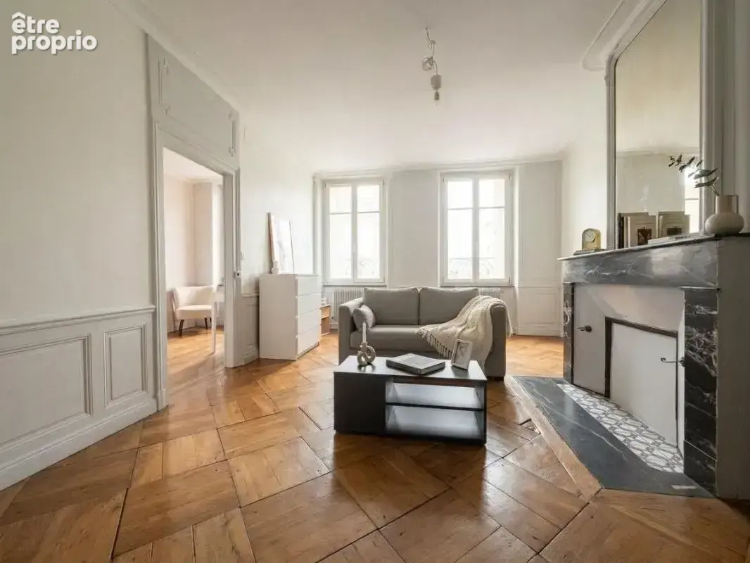 Au cœur de Nancy, rue Saint-Dizier, immeuble de rapport ancien de type bourgeois, en pierre de taille, typique du centre-ville d - photo 5