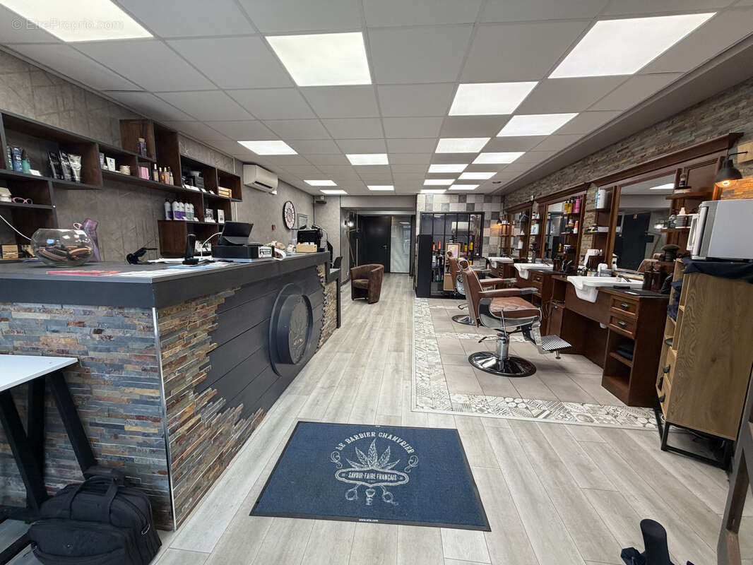 Salon de coiffure & barbier clé en main   emplacement no1 centre-ville tournus ou vente des actions : 23 000 € - photo 5