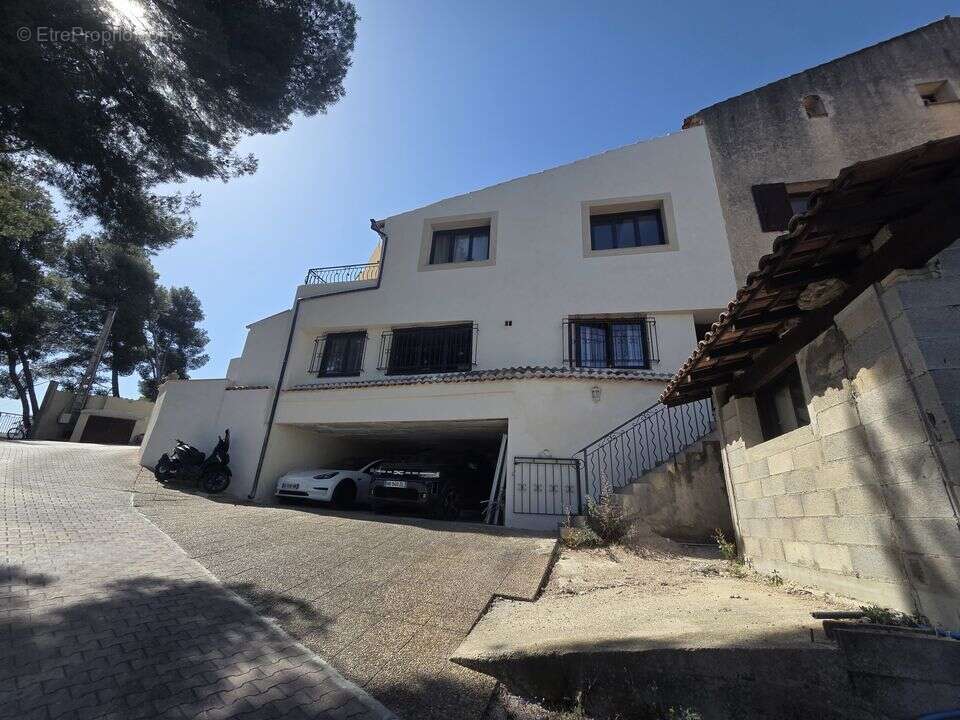 GARAGE - Maison à MARSEILLE-13E