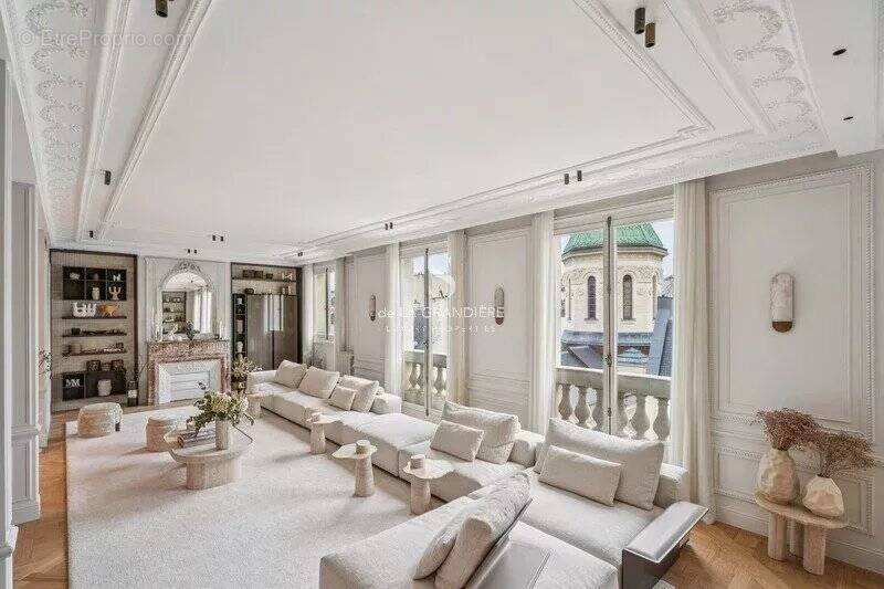 Appartement à PARIS-8E