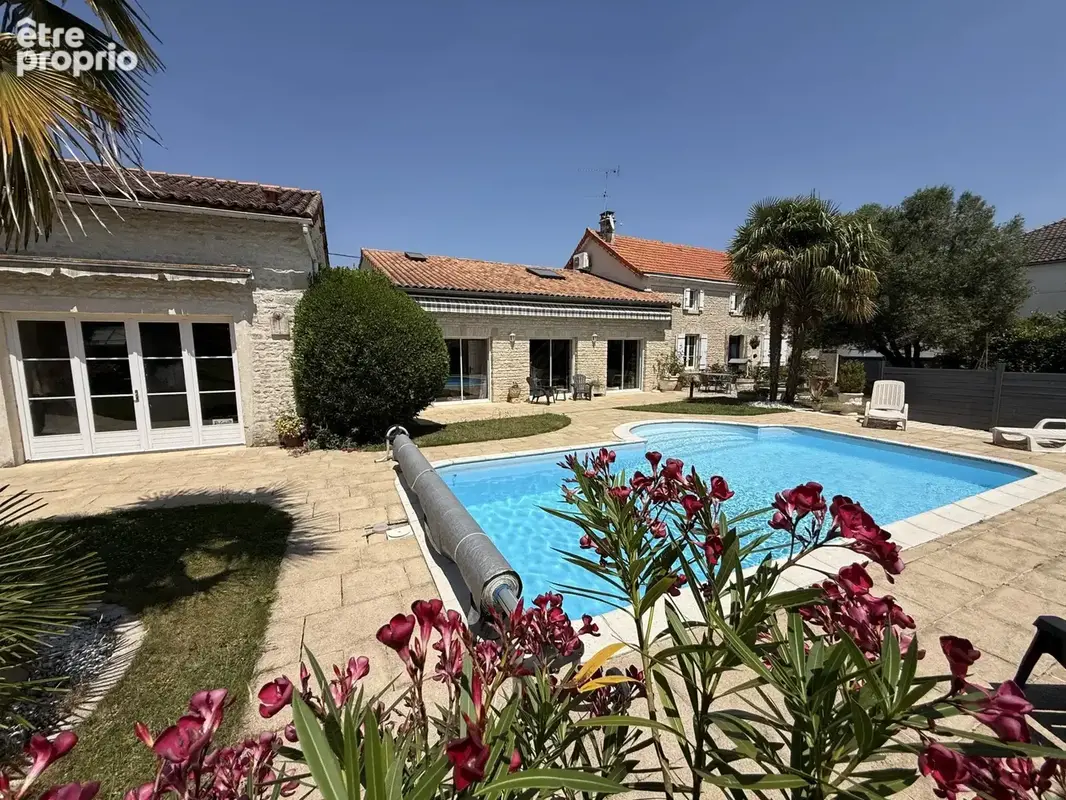 A proximité de Ruffec, magnifique maison en pierre de caractère offrant cinq chambres avec jardin, piscine et dépendances - photo 20