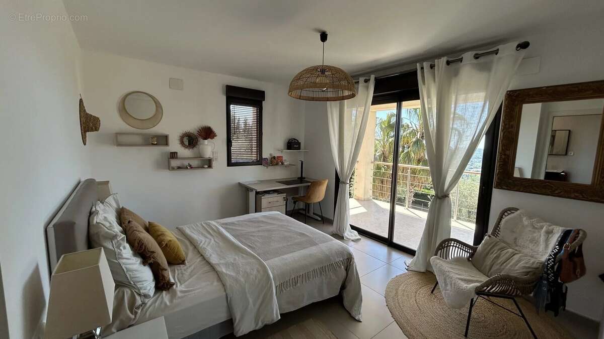 Maison à CHATEAUNEUF-GRASSE