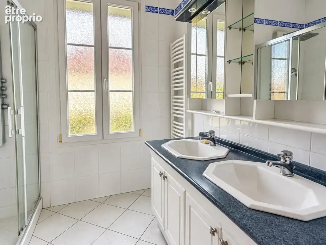 Maison de maître avec piscine et dépendance - photo 11