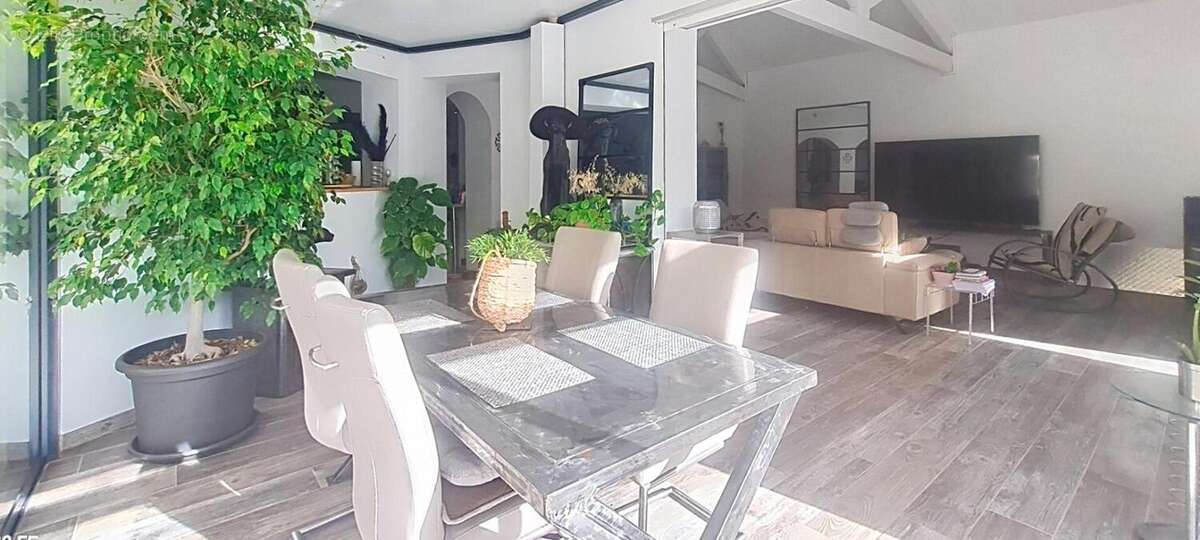 Villa spacieuse de 168m2 avec une piscine s'étendant sur 851m2 de terrain - photo 7