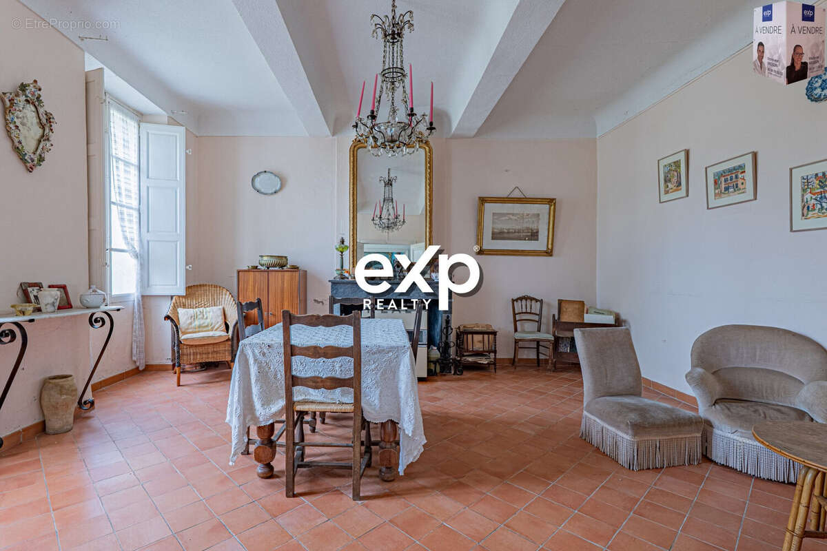 Maison 255 m² à Le Revest-Les-Eaux  - photo 3
