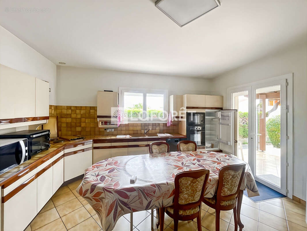 Maison T5 de plain-pied environ 186 m² - Centre-ville de Castelsarrasin - Garage - photo 4