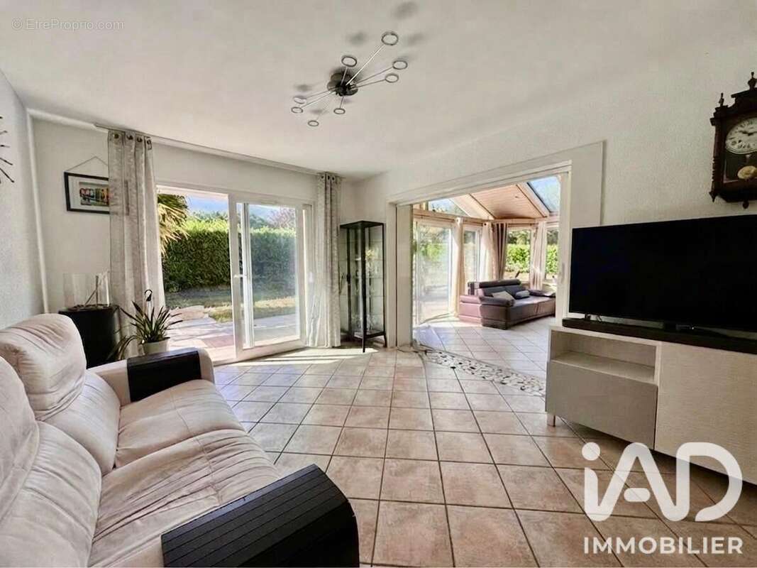 Maison 243 m² à Archamps  - photo 8