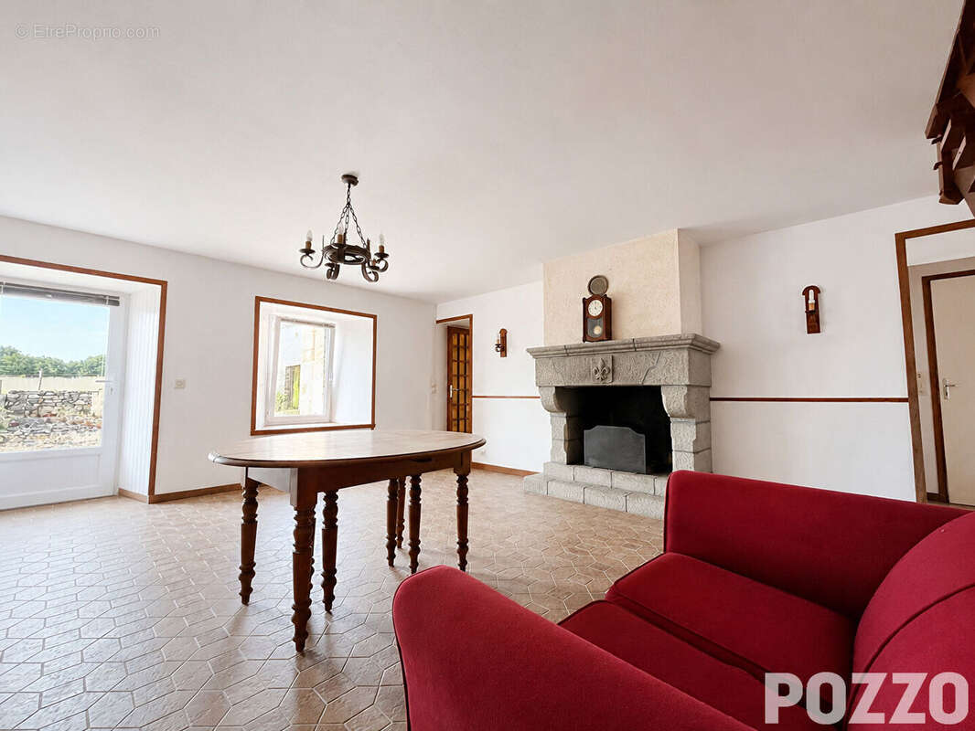 EXCLUSIVITÉ : Charmante maison en pierre à Saint-Sauveur-Villages avec beau terrain arboré et dépendances, 88.9 m2, 3ch. - photo 5