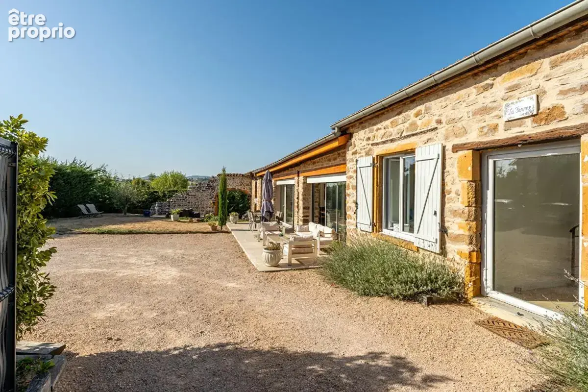 Maison Pierres Dorées entièrement rénovée avec matériaux de qualité - photo 11