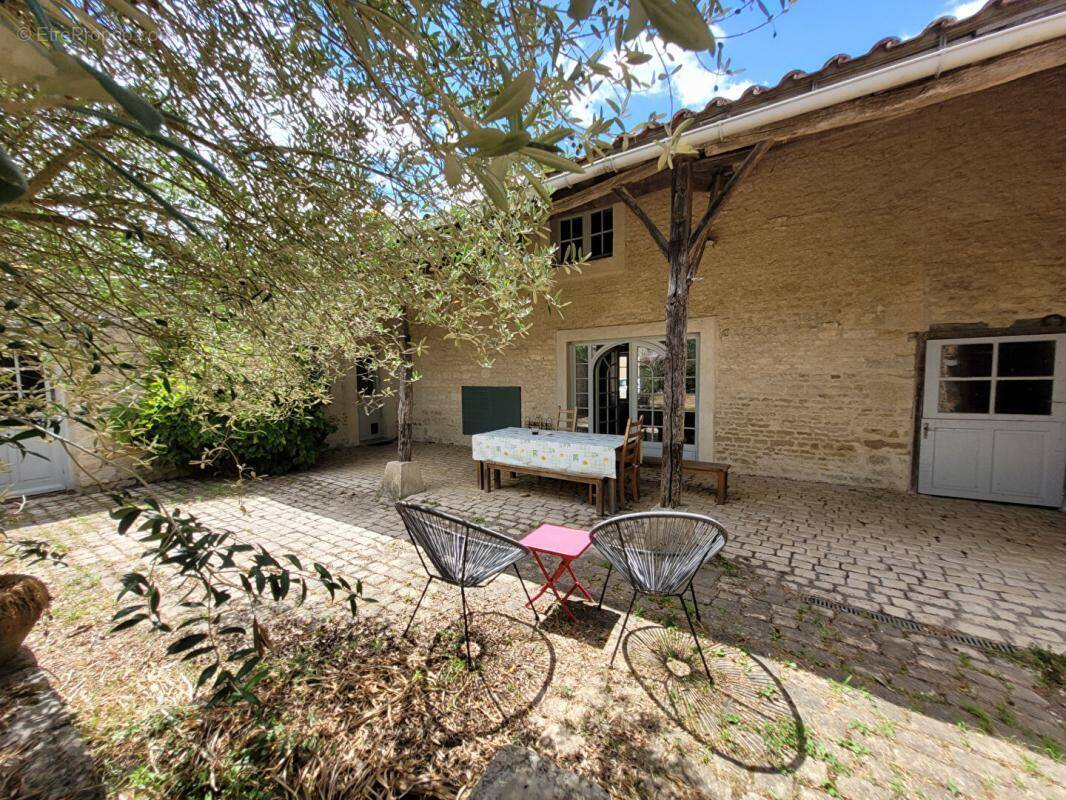 Maison à LES MAGNILS-REIGNIERS