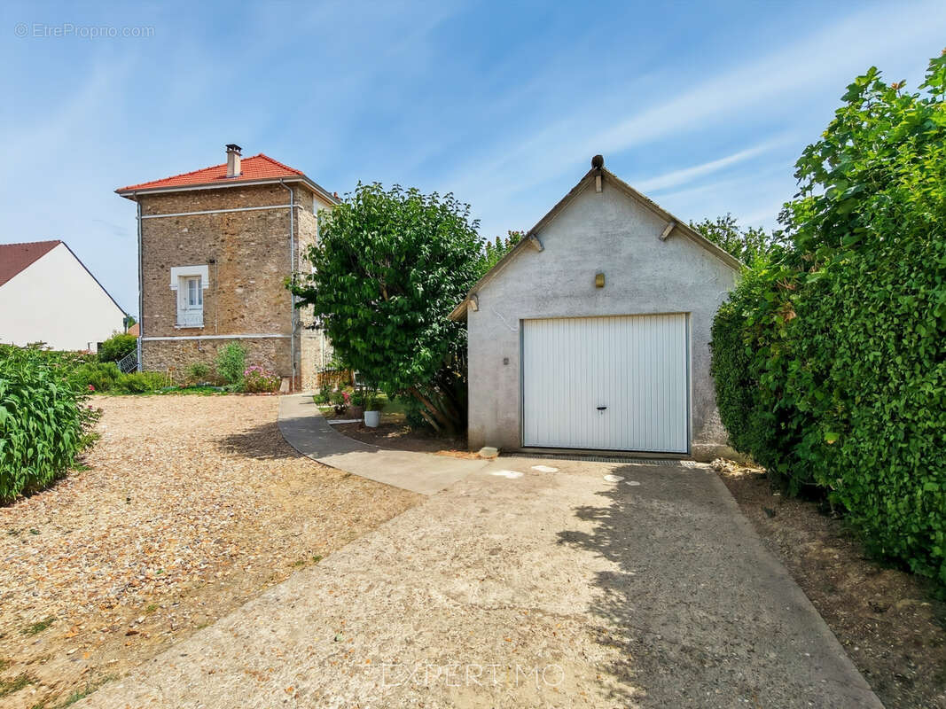 Maison de caractère rénovée avec jardin, véranda et garage - photo 21