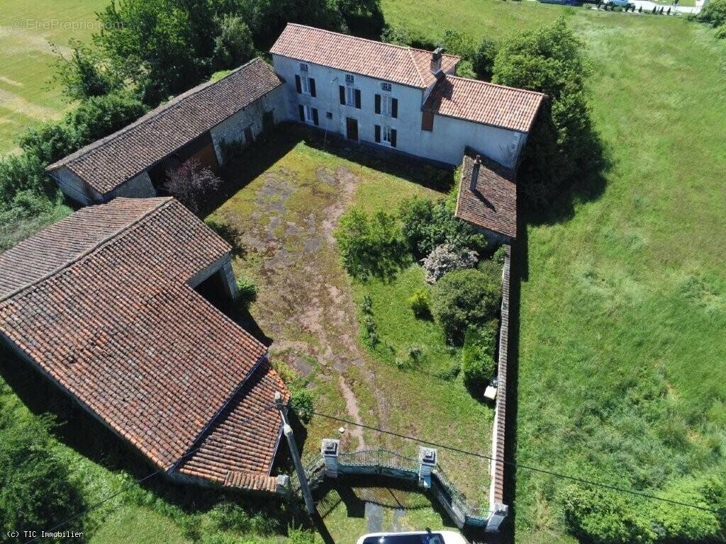 Maison à RUFFEC