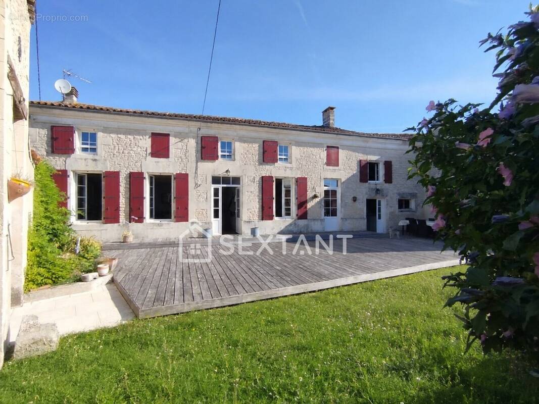 Charentaise de caractère  276 m² habitables  4 chambres  dépendances - photo 1