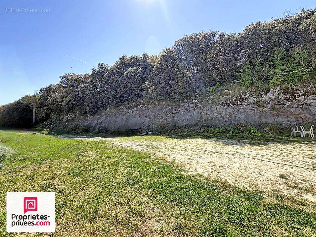 Villa avec grand garage sur 2360 m² de terrain divisible - photo 3
