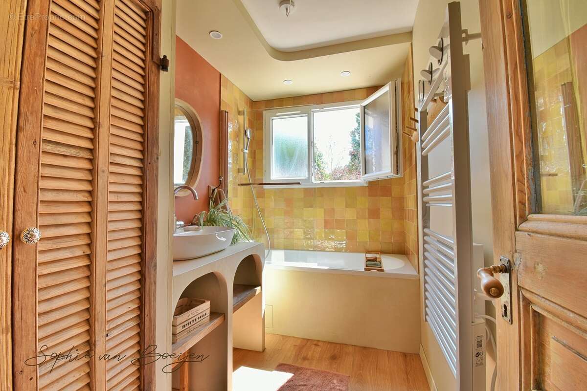 Maison à vendre 10 pièces EGUILLES (13), maison avec dépendances de 215 m², sur 3 230 m² avec piscine - photo 13