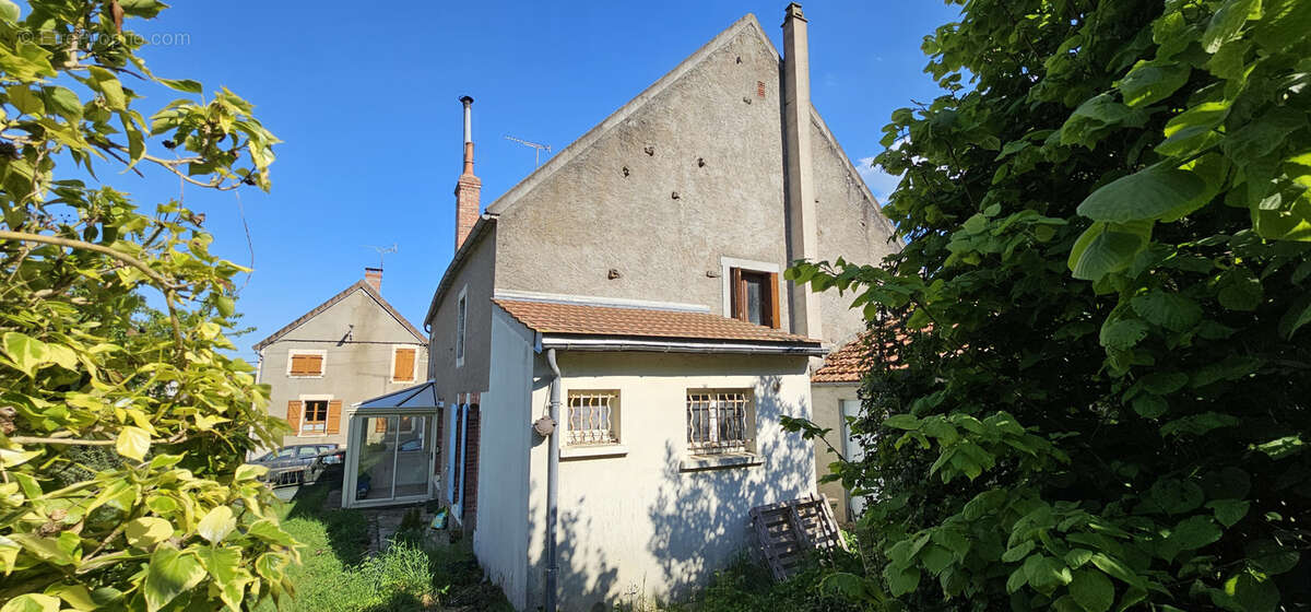 Maison à COURCELLES