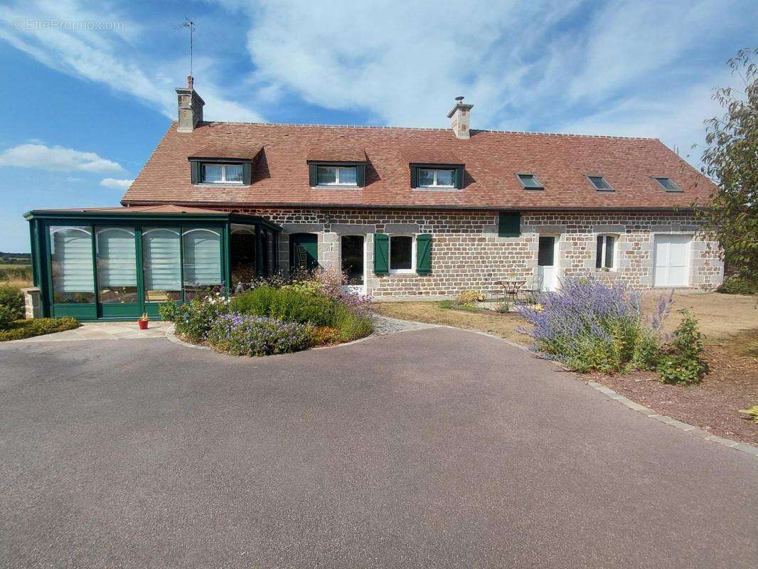 Maison en pierre rénovée, dépendances, hangar de 260m² - photo 10