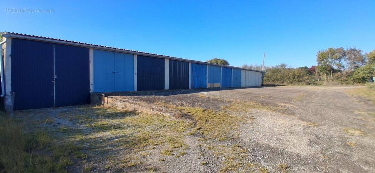Parking à SAINT-ETIENNE-DE-MONTLUC