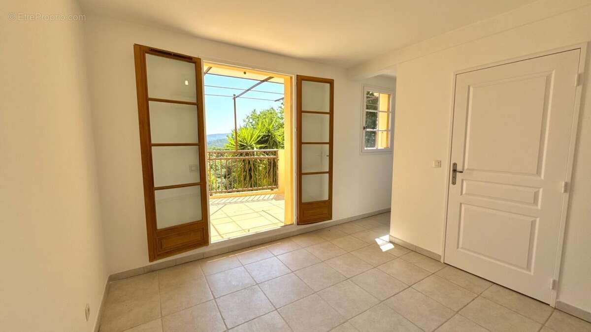 Grimaud - Appartement en duplex avec vue sur la plaine - photo 12