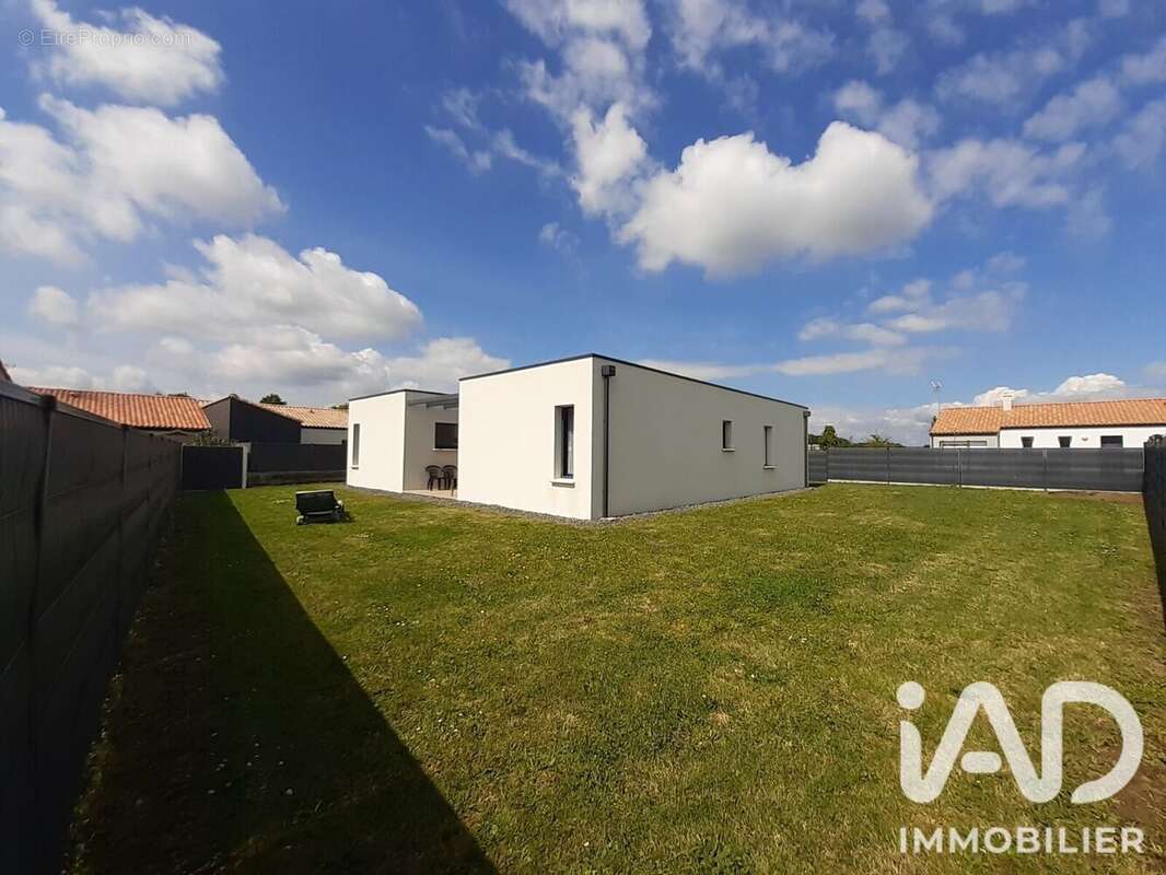 Maison 116 m² à Saint-Denis-La-Chevasse  - photo 3