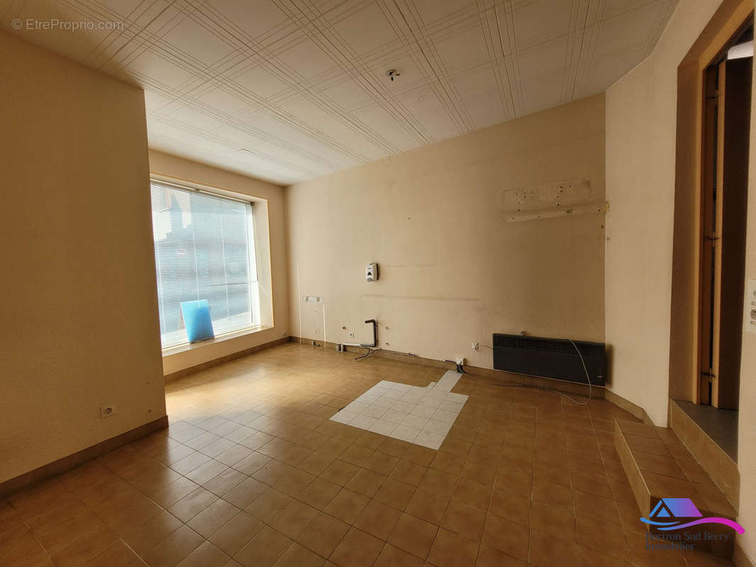 2eme pièce vitrine - Maison à CHATEAUMEILLANT