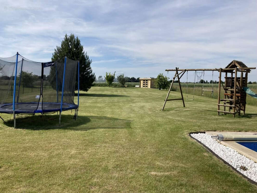 Autre à FRESNES-LES-MONTAUBAN