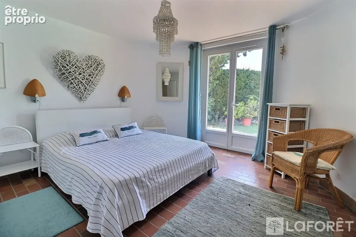 Saint-Raphaël  Villa rénovée avec vue mer, piscine et vaste terrain - photo 16