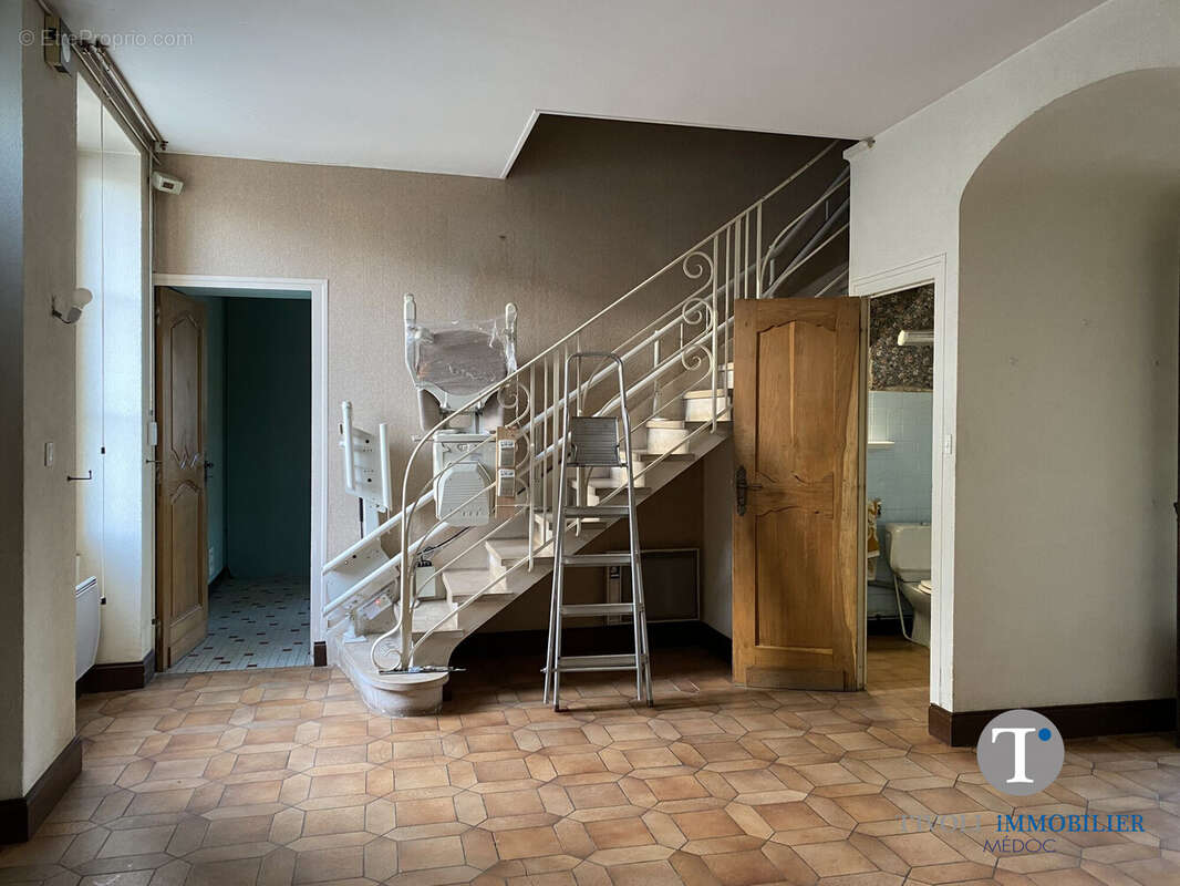 Entrée avec Acces étage  - Maison à LESPARRE-MEDOC