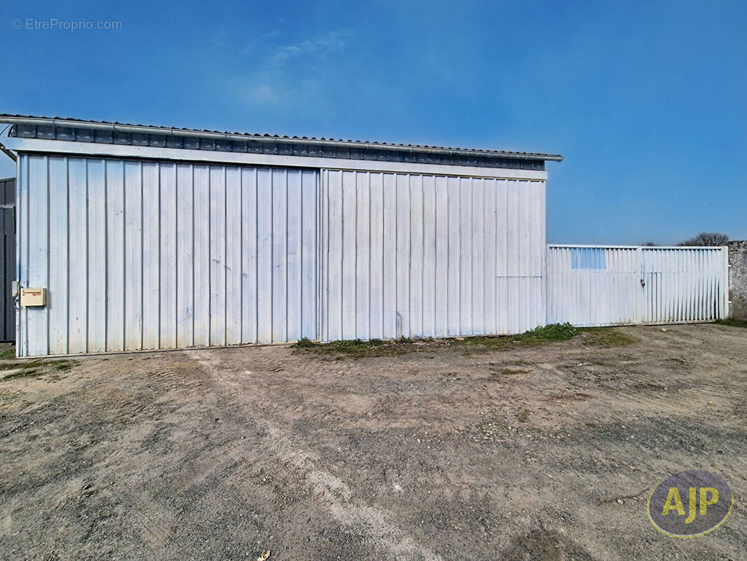 Commerce à MONTAIGU