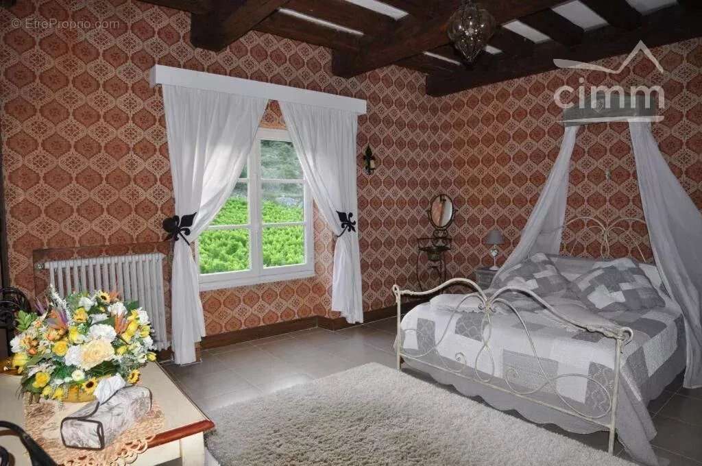 Maison à SAINT-SAUVEUR-DE-CRUZIERES