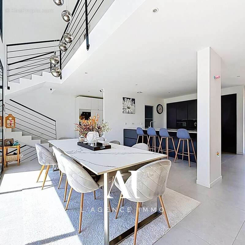 Maison 196 m² à Divonne-Les-Bains  - photo 2
